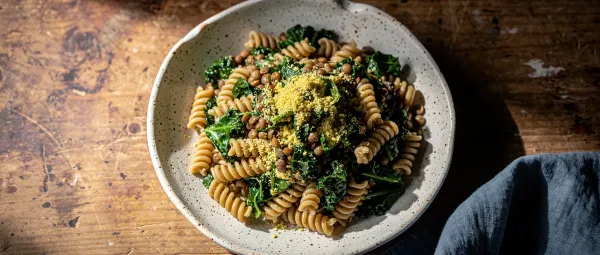 Vegane Linsen-Grünkohl-Nudeln mit roter Zwiebel