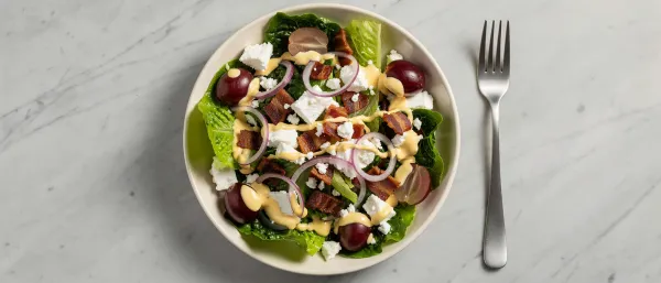 Salat mit Trauben, Feta und Speck mit cremigem Dijon-Dressing