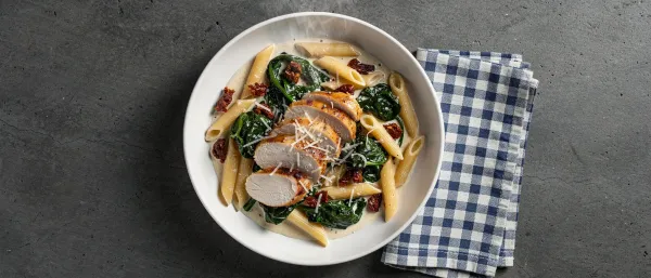 Cremiges Hähnchen Toskana mit Knoblauch und Pasta