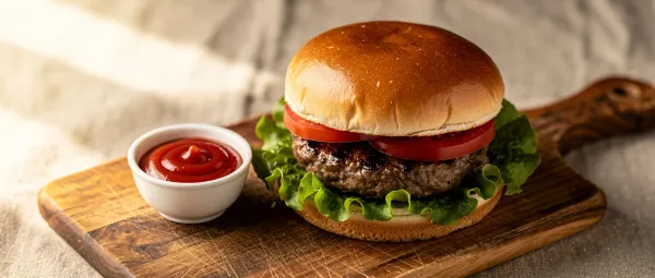 Saftige Burger mit Biermarinade