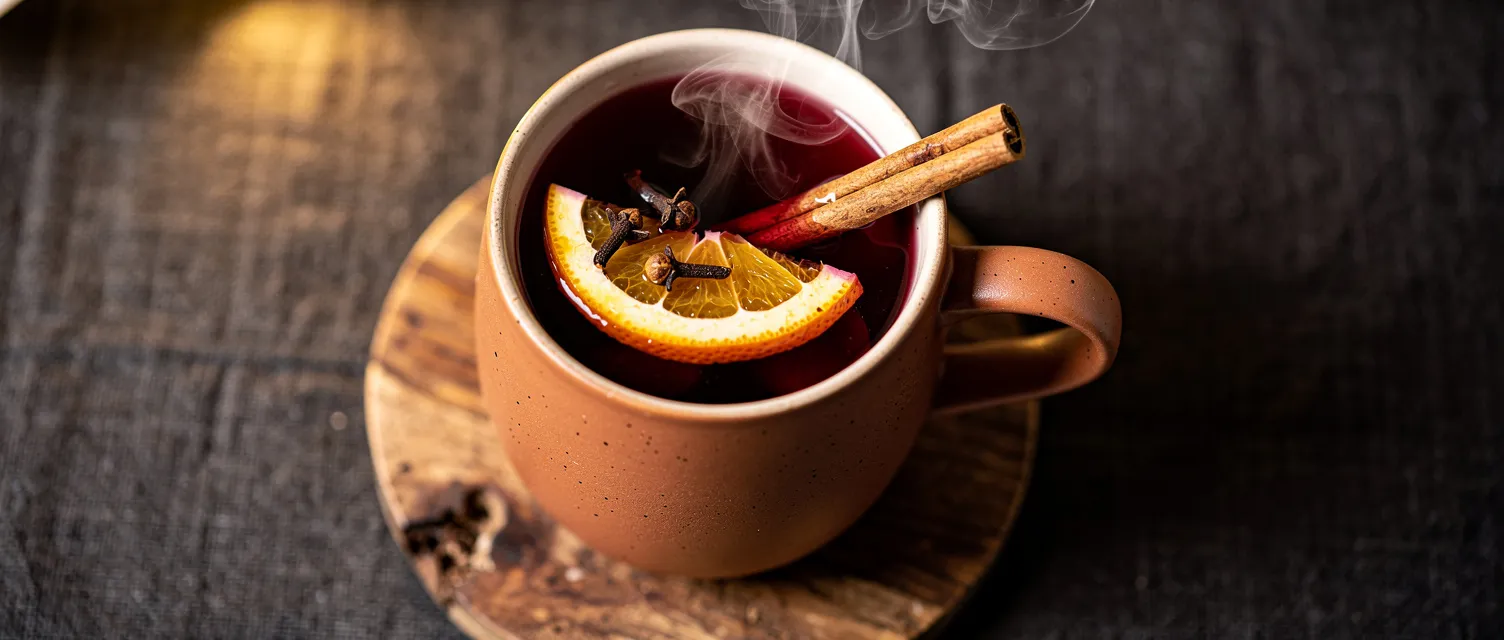 Glühwein mit Nelken und Orange