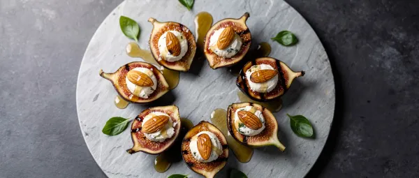 Elegante Feigen-Vorspeise mit Ziegenkäse und Mandeln
