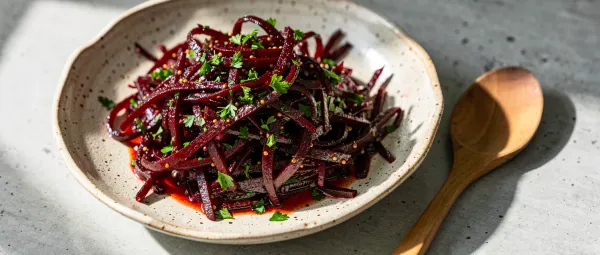 Roter Bete Salat mit Knoblauch-Senf-Vinaigrette