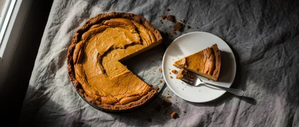 Kürbis-Käsekuchen mit Ingwerkeksboden