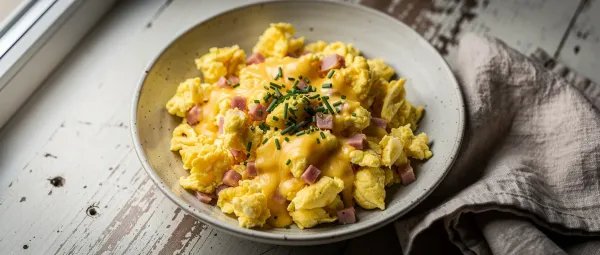 Rührei mit Schinken, Knoblauch und Käse