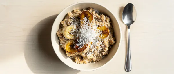 Gebackenes Haferflocken-Frühstück mit Banane und Kokos