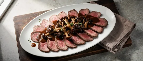 Gebratenes Rindfleisch mit Pilz-Bratensauce für Anfänger