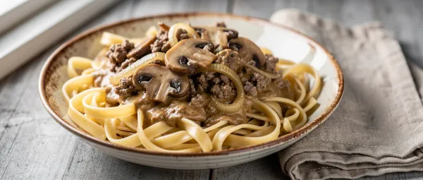 Rindergulasch nach Stroganoff-Art mit Hackfleisch