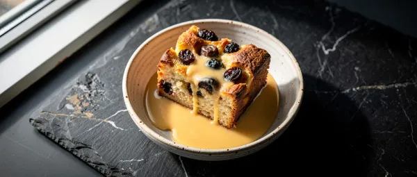 Rum-Rosinen-Brotpudding mit warmer Vanillesauce