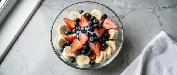 Beeren-Bananen-Fruchtsalat