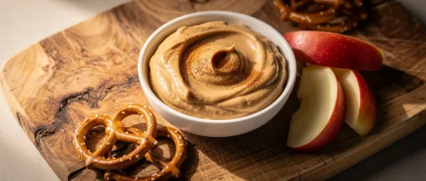 Cremiger Erdnuss-Joghurt-Dip mit Gewürzen