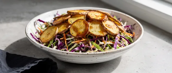 Ahorn-Apfel-Krautsalat mit Heißluftfrittierten Kartoffeln und Äpfeln