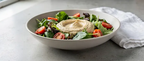 Cremiges Hummus-Dressing für Salat