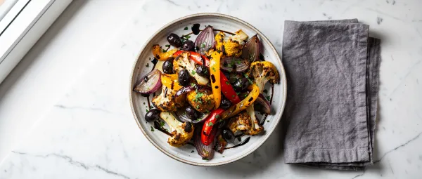 Mediterraner Ofen-Blumenkohl mit Oliven