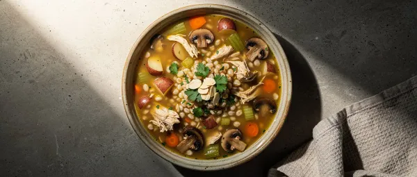 Deftige Hähnchen-Gersten-Gemüsesuppe