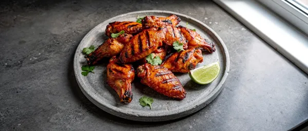 Würzige asiatische Hähnchenflügel vom Grill