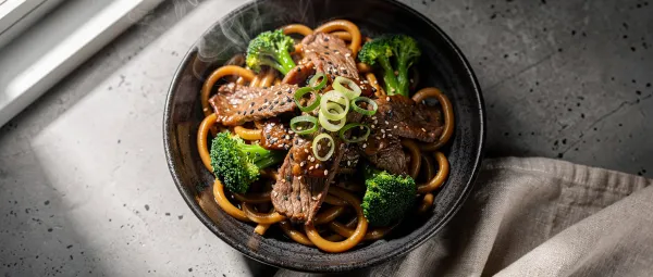 Rindfleisch und Brokkoli Udon Nudeln