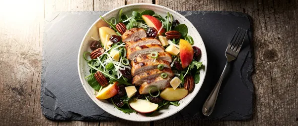 Herbstlicher Hähnchensalat mit Pekannüssen und Preiselbeeren