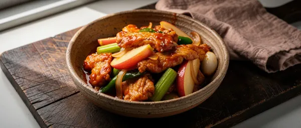 Würzige Hähnchenstreifen mit süßem Apfel nach koreanischer Art