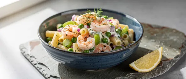 Garnelen-Nudelsalat mit Dill und Zitrone