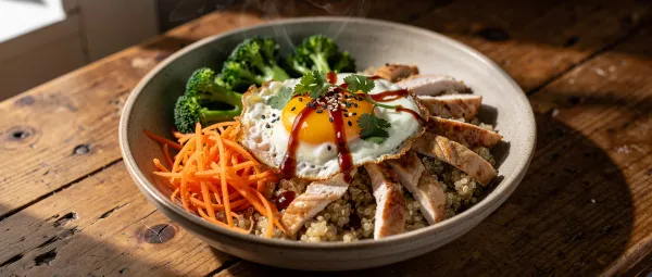 Asiatisches Frühstücks-Pfannengericht mit Quinoa und Hähnchen