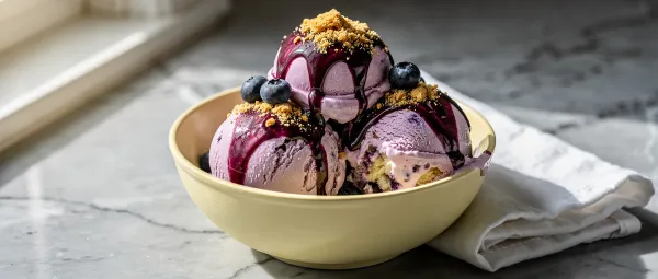 Heidelbeer-Käsekuchen-Eiscreme