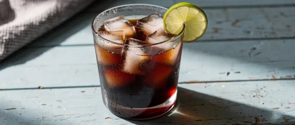 Rotwein-Cola-Mischgetränk