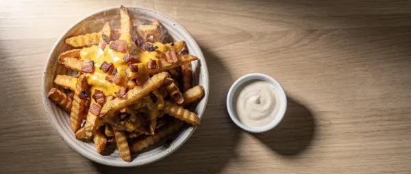 Käse-Bacon-Ranch-Pommes aus der Heißluftfritteuse