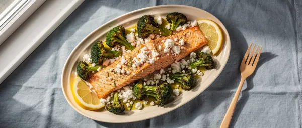 Einfacher Griechischer Lachs und Brokkoli vom Backblech
