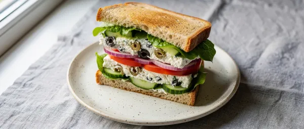 Feta-Creme-Sandwich mit frischem Gemüse