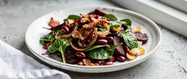 Rote Bete Blätter und Baby Spinat mit Kidneybohnen