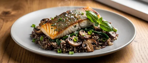 Gebratenes Mahi-Mahi mit Pilzen und Wildreis